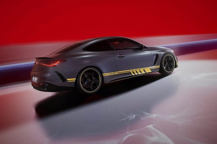 Mercedes-AMG CLE 53 biến thể coupe với ngoại thất Manufaktur Graphite Grey Magno, đồ họa AMG màu vàng; kết hợp với bánh xe 20 inch độc đáo màu đen và vàng.