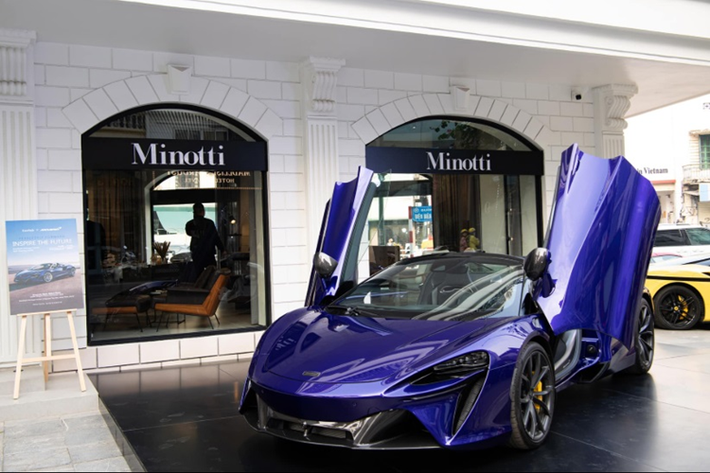 Hiện mức giá xe McLaren Artura Spider tại Việt Nam. Chỉ biết rằng, phiên bản mui cứng đang được bán với giá từ 14,69 tỷ đồng, chưa bao gồm các tùy chọn thêm và chi phí lăn bánh. Chiếc Artura Spider xuất hiện tại Hà Nội có ngoại thất màu tím.