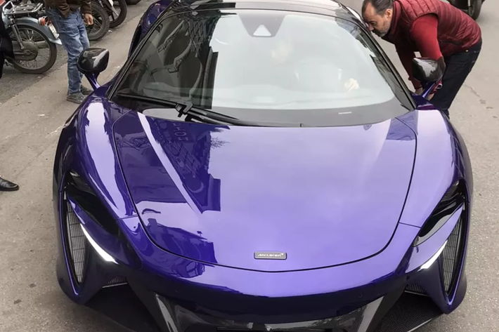 Phần đầu xe McLaren Artura Spider mui trần nổi bật với các hốc gió lớn, đi kèm cụm đèn chiếu sáng được thiết kế đặc trưng. Hai bên sườn có hốc gió giúp làm mát cho khối động cơ đặt giữa.