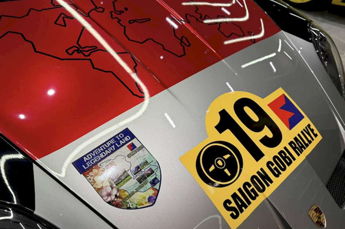 Ngoài ra, chiếc xe Porsche 911 Dakar còn có thể tăng thêm 30 mm nữa ở chế độ High Level. Đây là chế độ phục vụ việc chạy off-road, được kích hoạt thông qua núm xoay trên vô lăng, điều này giúp Porsche 911 Dakar có thể bay qua các gờ giảm tốc cao, ổ gà mà không lo bị cạ gầm.