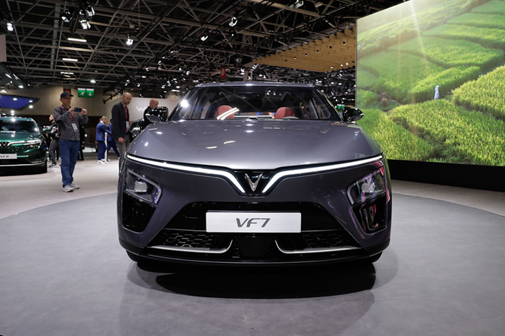 Tại triển lãm Bharat Mobility Global Expo 2025, bên cạnh VF6 và VF7 tại Ấn Độ, VinFast còn trưng bày hệ sinh thái xe điện toàn diện bao gồm dải ô tô từ mini-SUV VF3, VF e34, VF8, đến VF9; dàn xe máy điện từ phổ thông đến cao cấp Evo200, Klara S, Feliz S, Vento S, Theon S; xe đạp điện VF DrgnFly và mẫu xe bán tải ý tưởng VF Wild.