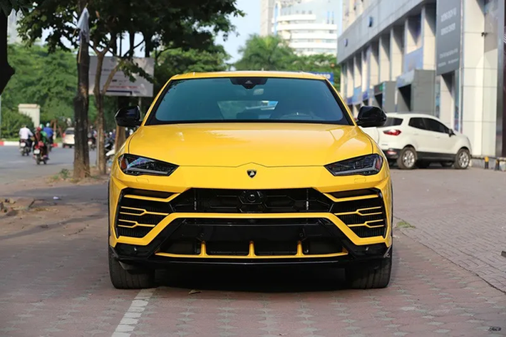 So với đàn anh Lamborghini Aventador Ultimae, siêu xe mới này tăng tốc nhanh hơn nhưng vận tốc tối đa thấp hơn 5 km/h, thậm chí so với đối thủ Ferrari SF90 Stradale, Lamborghini Revuelto dù dùng máy mạnh hơn, công suất cao hơn nhưng 0-100 km/h tương đương nhau.