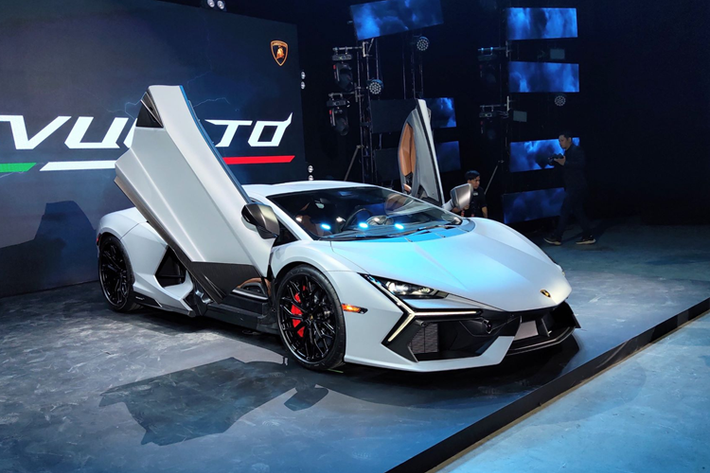 Là siêu xe thương mại đầu tiên của Lamborghini được trang bị hệ truyền động plug-in hybrid (PHEV), vì thế, Revuelto nhận được nhiều sự quan tâm, trong đó, siêu bò này dù vẫn dùng máy xăng V12 như các bản đàn anh nhưng lại nhẹ hơn 17 kg, đồng thời lại tạo ra công suất tối đa lớn hơn, đạt 825 mã lực tại tua máy 9.250 vòng/phút, cao hơn 125 mã lực so với Aventador.