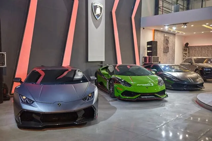 Giá lăn bánh của mẫu xe Lamborghini Revuelto tại Việt Nam sẽ trên 50 tỷ đồng, ngang với siêu xe mui trần Ferrari SF90 Spider đã có 2 xe về Việt Nam. Tại thị trường nước ngoài, dòng siêu xe Lamborghini Revuelto có giá bán chính hãng hơn 13,5 tỷ đồng.