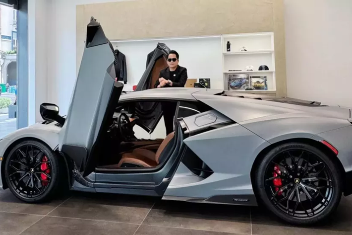 Còn với hãng siêu xe Lamborghini tại Việt Nam, họ đã có 1 năm bận rộn với việc ra mắt mẫu siêu xe chiến lượng là Revuelto tại thị trường Việt Nam, bên cạnh đó còn bàn giao rất nhiều mẫu xe khác như Huracan Tecnica, Urus S hay Urus Performante.