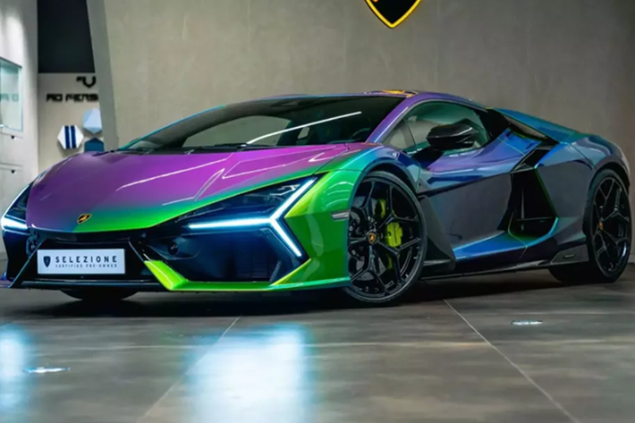 Ngoại thất chiếc siêu xe Lamborghini Revuelto màu độc này có tên gọi Verde Agave Lucido, trong đó, bộ áo tán sắc này với các màu xanh lam, xanh lá, tím, sẽ đổi màu tùy theo góc nhìn, cũng như ánh nắng chiếu vào, màu sơn này trên xe Lamborghini có thể tiêu tốn của chủ nhân khoảng 2 tỷ đồng.