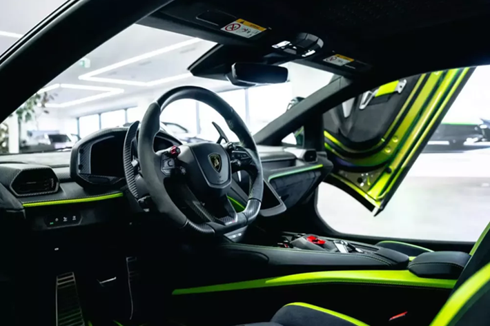 Dù có tùy chọn đắt đỏ nhưng chắc chắn, chủ nhân chiếc xe Lamborghini Revuelto này chỉ phải bỏ ra 1/2 có thể là 1/3 số tiền so với các đại gia Việt muốn mua Lamborghini Revuelto, sẽ phải bỏ ra từ 44 tỷ đồng, chưa bao gồm các tùy chọn thêm, cũng như chi phí lăn bánh cho xe.