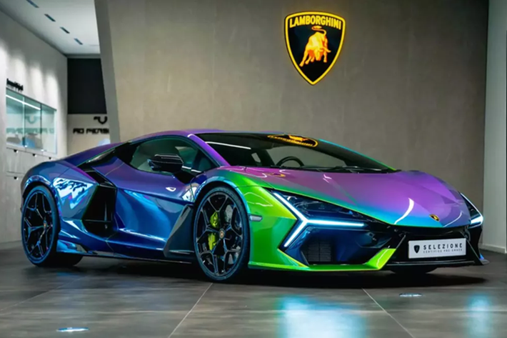 Chính vì vậy mà giá xe Lamborghini Revuelto lên đến 608.358 USD, dù vậy, vẫn có không ít xe khi rời khỏi nhà máy sở hữu các tùy chọn đắt đỏ, 1 trong số đó có xe Lamborghini Revuelto xuất hiện tại đại lý chính hãng ở Hà Lan.