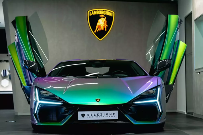 Siêu xe Lamborghini Revuelto là 1 trong các "chú bò" mới nhất của Lamborghini, nó đại diện cho 1 kỷ nguyên mới khi lần đầu 1 mẫu xe thương mại V12 của hãng sử dụng hệ truyền động hybrid, lại còn là sự tiếp nối thành công cho mẫu siêu xe Lamborghini Aventador.