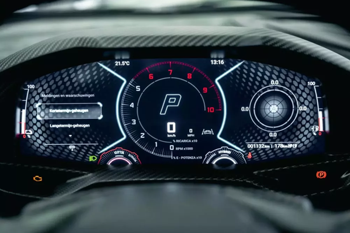 Là siêu xe thương mại đầu tiên của Lamborghini được trang bị hệ truyền động plug-in hybrid (PHEV), vì thế, Revuelto nhận được nhiều sự quan tâm, trong đó, siêu bò này dù vẫn dùng máy xăng V12 như các bản đàn anh nhưng lại nhẹ hơn 17 kg, đồng thời lại tạo ra công suất tối đa lớn hơn, đạt 825 mã lực tại tua máy 9.250 vòng/phút, cao hơn 125 mã lực so với Aventador.