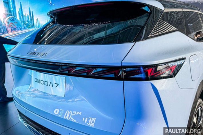 Khung gầm của Omoda C7 được phát triển dựa trên Omoda 5 nhưng được nâng cấp hơn với hệ thống treo thủy lực đôi và phanh điện tử. Bên cạnh đó, xe còn được trang bị tới 18 tính năng an toàn chủ động.