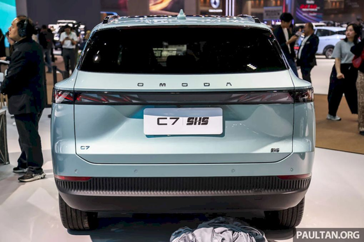 Omoda C7 được trang bị hệ truyền động plug-in hybrid (PHEV), bao gồm máy xăng 4 xi-lanh, tăng áp, dung tích 1.5L kết hợp với mô-tơ điện và hệ thống pin. Hãng cho biết xe có thể di chuyển quãng đường tối đa 95 km ở chế độ thuần điện.