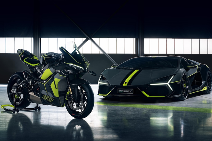 Trong khuôn khổ Tuần lễ Thiết kế Milan 2025, Ducati chính thức ra mắt mẫu Ducati Panigale V4 Lamborghini 2025 mới – một tuyệt phẩm hai bánh được tạo ra từ sự hợp tác giữa hai biểu tượng xe Ý: Ducati và Lamborghini. Sự kiện “The Art of Unexpected” diễn ra tại nhà hát Teatro Alcione, thu hút sự chú ý đặc biệt từ giới mộ điệu.