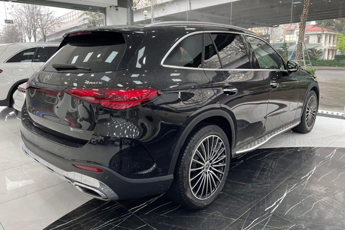 Mercedes-Benz GLC 300 sử dụng máy 2.0L tích hợp công nghệ hybrid nhẹ (Mild-hybrid). Công suất đạt 258 mã lực và 400 Nm mô-men xoắn. Đi kèm hộp số tự động 9 cấp và hệ dẫn động bốn bánh 4MATIC.