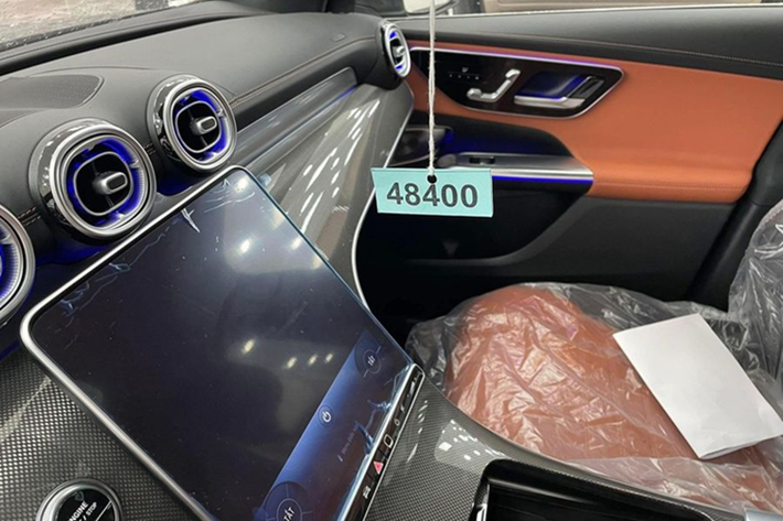 Mức giá xe Mercedes-Benz GLC 300 chạy 17km cụ thể không được chủ xe công khai, chỉ tiết lộ là "gần 2,6 tỷ đồng". Tuy nhiên, người bán khẳng định giá này rẻ hơn khoảng 300 triệu đồng so với việc mua xe mới từ đại lý chính hãng. Trao đổi với các tư vấn bán hàng Mercedes-Benz, giá niêm yết của GLC 300 V1 hiện ở mức 2,839 tỷ đồng.