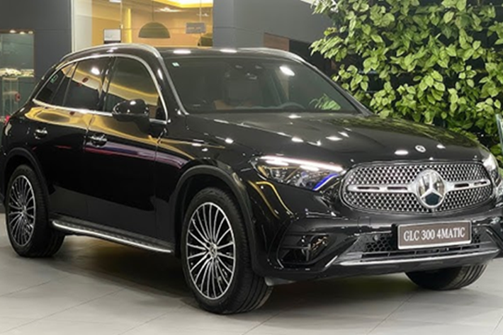 Về an toàn, mẫu SUV này sở hữu hàng loạt công nghệ tiên tiến như cảnh báo điểm mù, phanh khẩn cấp ngừa va chạm, đèn pha tự động điều chỉnh, hỗ trợ giữ làn đường, ga tự động thích ứng và duy trì khoảng cách với xe phía trước.