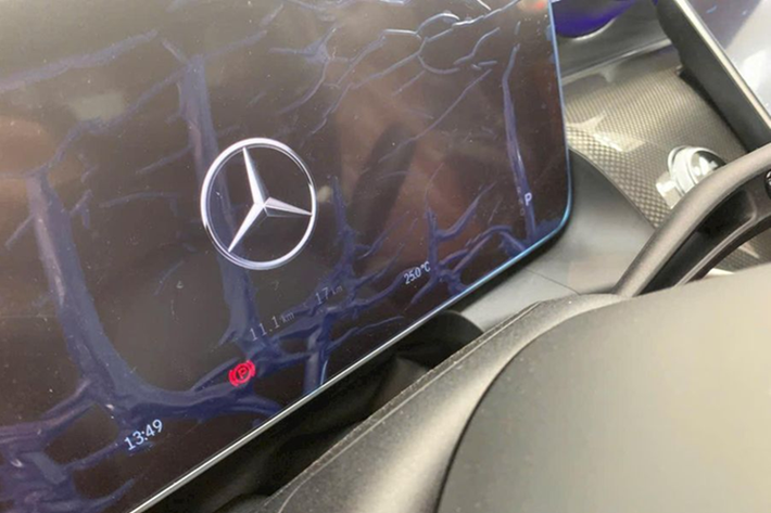 Bước vào bên trong, khoang lái SUV hạng sang Mercedes-Benz GLC 300 gây ấn tượng với nội thất bọc da hai tông màu đen và da bò, vẫn căng bóng và không có dấu hiệu sử dụng. Nhiều chi tiết như ghế ngồi, màn hình tốc độ sau vô-lăng hay màn hình trung tâm vẫn còn lớp ni-lông bảo vệ.