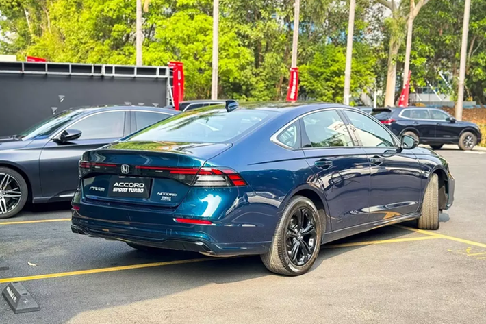 Hiện giá xe Honda Accord 2025 phiên bản máy xăng tại thị trường Trung Quốc vẫn chưa được công bố. Tuy nhiên, xe dự kiến sẽ rẻ hơn phiên bản e:PHEV vốn có giá từ 179.800 - 258.800 Nhân dân tệ (khoảng 629 - 906 triệu đồng).
