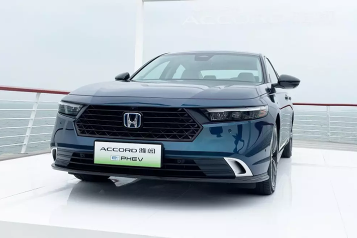 Sau 1 năm, hãng Honda tiếp tục vén màn phiên bản máy xăng mới có tên Sport Turbo của Honda Accord tại Trung Quốc. So với phiên bản e:PHEV, Honda Accord máy xăng chỉ thay đổi nhẹ ở thiết kế ngoại thất. Cụ thể hơn, mẫu xe này được trang bị lưới tản nhiệt mới với những nan mạ crôm nằm ngang thay vì đan hình tổ ong như phiên bản e:PHEV.