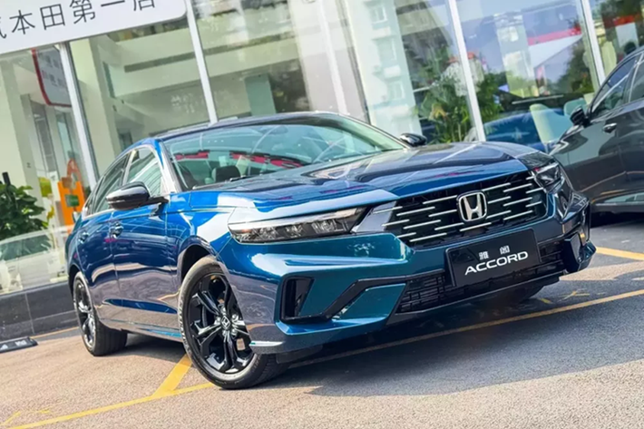 Bên cạnh đó là cản trước mới với thiết kế hốc gió trung tâm và khe gió đều đã thay đổi. Chưa hết, Honda Accord máy xăng còn sở hữu những chi tiết ngoại thất màu tối thay vì màu bạc như phiên bản e:PHEV. Tùy theo bản trang bị, Honda Accord 2025 máy xăng sẽ dùng vành 17 inch hoặc 19 inch.