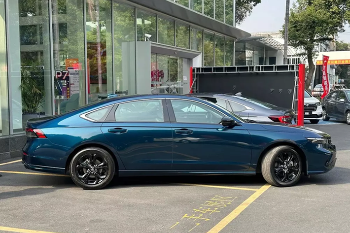 Theo hãng Honda, động cơ đã được cải tiến công nghệ đóng/mở van biến thiên VTEC, hệ thống phun xăng trực tiếp, bộ trung hòa khí thải, trục khuỷu và máng dầu để giảm tiếng ồn. Cuối cùng là gói công nghệ an toàn chủ động Honda Sensing, camera 360 độ, hệ thống cảnh báo điểm mù khi chuyển làn Honda LaneWatch, phanh tay điện tử và tính năng tự động giữ phanh tạm thời.