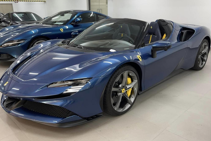 Đây hiện là 1 trong 2 chiếc siêu xe mui trần Ferrari SF90 Spider chính hãng Việt Nam xuất hiện trên dải đất hình chữ S, xe sở hữu ngoại thất và nội thất đều mang màu xanh với nhiều chi tiết được cá nhân hoá theo ý của chủ nhân.