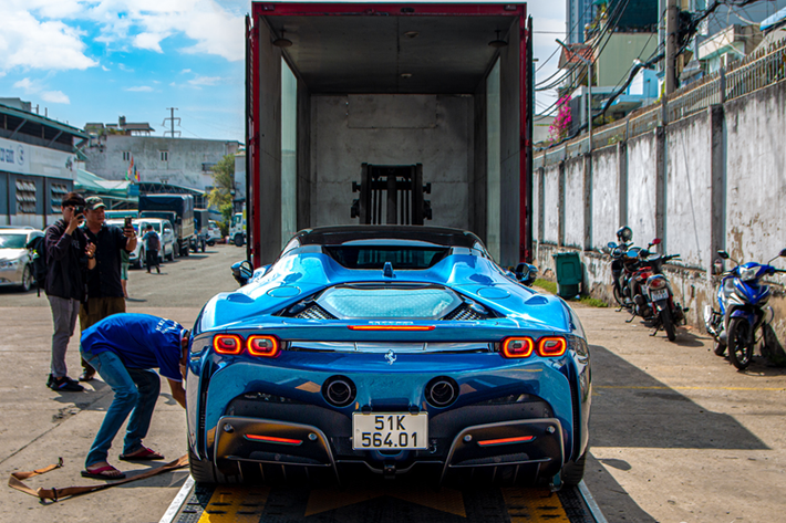 Khi lắp hệ truyền động hybrid, siêu xe mui trần Ferrari SF90 Spider có công suất tối đa 986 mã lực. Với sức mạnh khủng khiếp mình có được, siêu xe mui trần Ferrari SF90 Spider chỉ mất 2,5 giây để đua nước rút từ vị trí xuất phát lên 100 km/h.