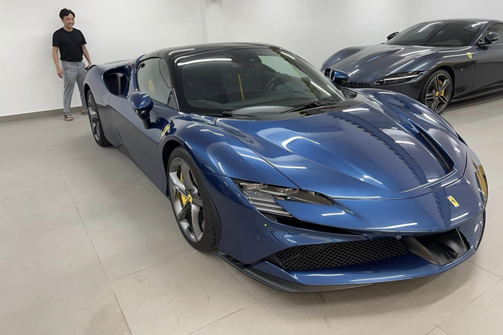 Ferrari SF90 Spider của vợ chồng Đàm Thu Trang được trang bị động cơ V8, dung tích 4.0 lít, tăng áp kép nhưng còn đi kèm thêm 3 mô tơ điện. Đây cũng là chiếc siêu xe mui trần Ferrari thương mại đầu tiên có hệ truyền động plug-in hybrid và hiện là chiếc xe Ferrari có động cơ V8 mạnh nhất thế giới.