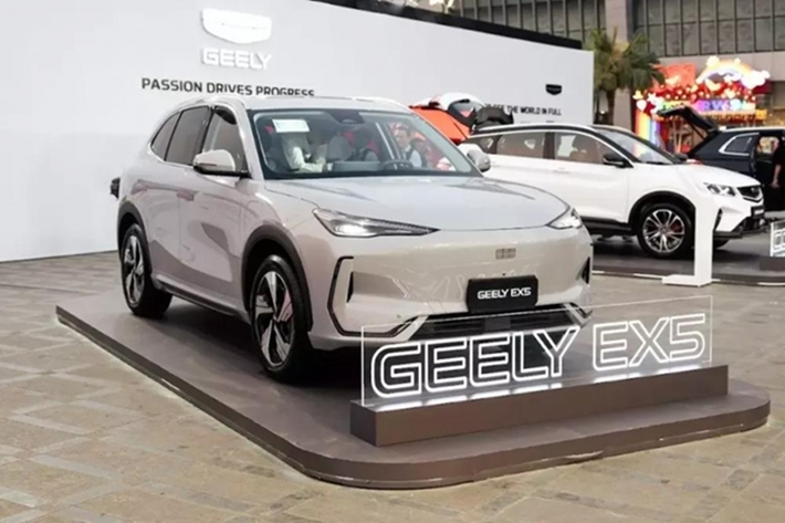 Geely EX5 tại Việt Nam nổi bật với động cơ điện mạnh mẽ 218 mã lực, mô-men xoắn 320 Nm, pin dung lượng 60,2 kWh cho phép xe di chuyển tới 430 km mỗi lần sạc đầy. EX5 chỉ mất 6,9 giây để đạt tốc độ từ 0-100 km/h, đi kèm công nghệ sạc nhanh từ 30%-80% chỉ trong khoảng 20 phút, đáp ứng tối đa nhu cầu di chuyển của khách hàng Việt hiện đại.