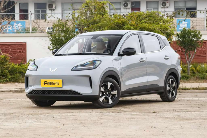 Ngược lại, mức giá xe Wuling Bingo phiên bản có tầm hoạt động 410 km có mức giảm ít hơn từ 84.800 NDT (tương đương 11.600 USD) (khaongr 295 triệu đồng) xuống mức giá bán lẻ đề xuất mới là 82.800 NDT (tương đương 11.350 USD) (khoảng 289 triệu đồng).