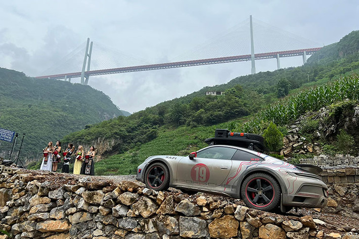 Dòng xe thể thao Porsche 911 Dakar chỉ được sản xuất giới hạn 2.560 chiếc trên toàn thế giới, nhưng hiện đã có 4 chiếc được mang về, xe sử dụng khối động cơ xăng 6 xi-lanh thẳng hàng, tăng áp kép, dung tích 3.0 lít, sản sinh công suất tối đa 473 mã lực và mô-men xoắn cực đại 570 Nm.