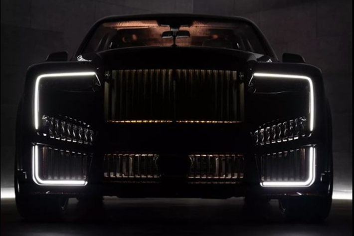 Chiếc xe SUV Rolls-Royce Cullinan Linea D’Arabo được tái thiết kế phần đầu với lưới tản nhiệt mới điểm xuyết đồng sang trọng, đèn LED chạy ban ngày hiện đại, và tượng Spirit of Ecstasy phủ màu đồng nổi bật. Nắp capo bằng đồng khắc chữ Ả Rập tạo dấu ấn riêng.