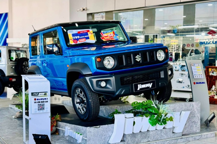 Cụ thể, Suzuki Jimny 3 cửa đang bán tại Việt Nam có giá niêm yết từ 789 triệu đồng, tuy nhiên, hiện tại giá xe chỉ còn 690 triệu đồng, ưu đãi 99 triệu đồng. Lô xe đang được ưu đãi hầu hết đều được sản xuất vào năm 2024. Số lượng xe không còn nhiều và màu sắc cũng giới hạn.