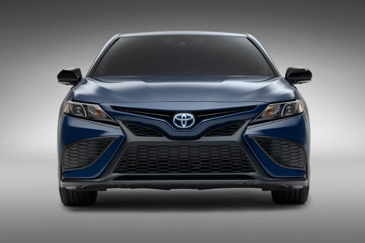 Ngoài phiên bản Nightshade, Toyota Camry 2026 dành cho thị trường Mỹ còn được nâng cấp nhẹ ở màu sơn. Theo đó, các phiên bản SE, XLE và XSE sẽ có thêm màu sơn mới mang tên Dark Cosmos. Đây là màu xanh khói trầm được hãng dùng những cụm từ như “gợi cảm và mờ ảo” để miêu tả.