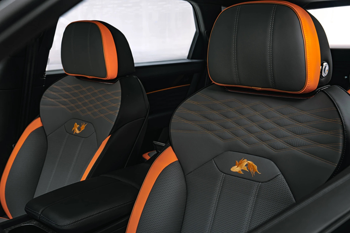 Chủ đề tiếp theo được thực hiện trên Flying Spur Azure là bức tranh "Thiên lý giang sơn" của Vương Hy Mạnh từ thời Bắc Tống, đây là tác phẩm nghệ thuật có giá trị to lớn trong lịch sử của Trung Quốc, được trưng bày tại Bảo tàng Cố Cung.