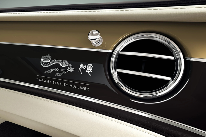 Chủ đề thứ 3 xuất hiện trên Flying Spur là cây gậy Như Ý, còn được gọi là "Ru Yi" được thêu tinh xảo với họa tiết màu vàng kim. Đây là vật phẩm trong triết lý Phong Thuỷ của nhiều quốc gia châu Á, mang ý nghĩa may mắn, quyền lực và sự viên mãn.