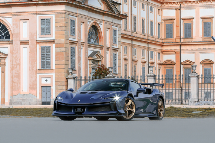 Buổi đấu giá công khai đầu tiên của chiếc Ferrari SF90 XX Spider đời 2024 được tổ chức online bởi Collecting Cars từ ngày 1/4 đến 8/4. Hiện tại Ferrari SF90 XX Spider 2024 lên sàn đấu có số odo 100 km và cũng là 1 trong số 599 xe được sản xuất giới hạn.
