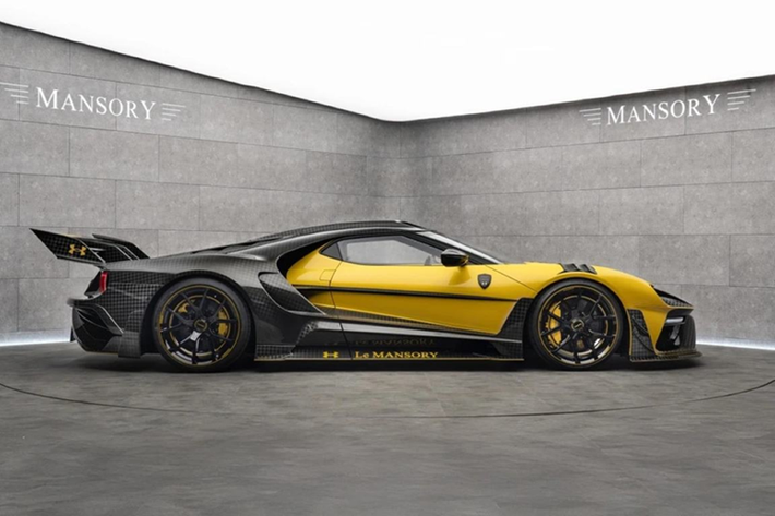 Như thường lệ với tất cả các dự án cải tạo hoàn chỉnh của MANSORY, các chuyên gia gần như không có chi tiết nào trong nội thất. Theo concept màu sắc ngoại thất, hai màu đen và vàng cũng chiếm ưu thế trong nội thất của chiếc xe quảng bá “Le MANSORY UNDER ARMOUR”.