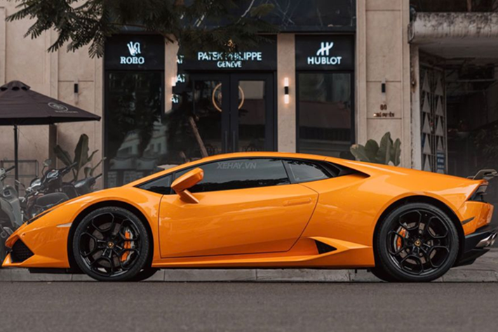 Nguyên bản, siêu xe Lamborghini Huracan LP610-4 này sở hữu ngoại thất màu cam, tuy nhiên, xe thường xuyên được dán decal với nhiều màu sắc khác nhau.