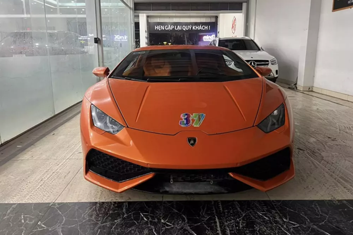 Sau cùng là cánh gió đuôi cố định giúp chiếc Lamborghini Huracan LP610-4 này trông nổi bật lên hẳn, so với thiết kê nguyên bản. Cuối cùng là chủ xe đã trang bị 4 bộ mâm từ phiên bản Lamborghini Aventador SVJ cho siêu bò này, mang đến sự mới lạ.