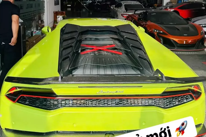 Theo đó, chiếc siêu xe Lamborghini Huracan LP610-4 đã được một tay chơi xe ở TP HCM mua về, mức giá bán chưa được tiết lộ nhưng dự đoán khoảng trên 9 tỷ đồng. Ngoại thất xe hiện tại cũng đã được dán sang màu xanh cốm, cùng với đó mâm sơn đen.