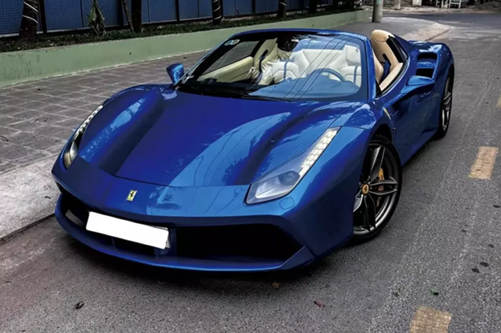 Ferrari 488 tại Việt Nam là siêu xe đầu tiên áp dụng hệ truyền động tăng áp, thay vì hút khí tự nhiên như đàn anh 458, chính vì vậy, khi ra mắt nó đã nhanh chóng nhận được sự quan tâm. Tính đến thời điểm này, đã có gần 20 xe được nhập về nước với các bản GTB, Spider, Pista và Pista Spider.