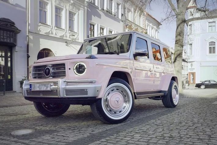 Trong đó, Mercedes-Benz G-Class bản Carlex Rose Vintage mang đến một diện mạo hoài cổ đầy táo bạo, khác biệt hoàn toàn so với phong cách nguyên bản. Carlex Rose Vintage nổi bật với màu sơn hồng phấn ở nửa dưới thân xe, kết hợp trắng ở nửa trên, tạo sự tương phản nhẹ nhàng nhưng cuốn hút.