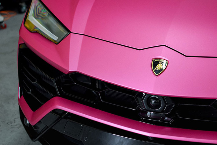Bên hông xe, Lamborghini Urus Performante có nẹp sườn mới với dòng chữ Performante để tạo ra sự nhận biết so với 2 bản còn lại. Ngoài ra là bộ mâm thửa riêng với thiết kế đẹp mắt dành cho dòng xe hiệu năng cao của Lamborghini Urus.