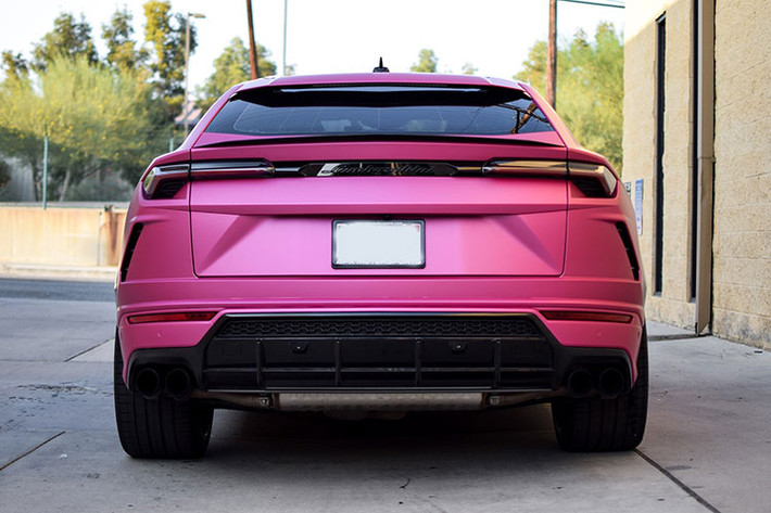 Khác nhiều so với bản tiêu chuẩn, cũng như Lamborghini Urus S, phiên bản Lamborghini Urus Performante có thiết kế hầm hố hơn với nắp capô mới, cản trước có các tấm ốp lướt gió, lưới tản nhiệt của xe cũng được tinh chỉnh lại.