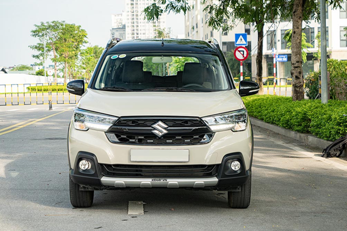 Tại thị trường Việt Nam, mức giá xe Suzuki XL7 hybrid niêm yết khoảng 600 triệu đồng cho bản một màu sơn và 608 triệu đồng cho bản hai tông màu. Sau khi áp dụng chương trình ưu đãi, Suzuki XL7 hybrid có giá bán tương ứng lần lượt là 545 triệu đồng và 553 triệu đồng.