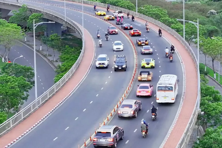 Vào cuối tuần vừa qua, dàn siêu xe gần 400 tỷ đồng thuộc sở hữu của đại gia Hoàng Kim Khánh, đến từ tỉnh Hải Dương, với tổng trị giá gần 400 tỷ đồng có mặt tại thành phố Đà Nẵng, nhanh chóng nhận được sự quan tâm của khách tham quan cũng như giới mê xe.