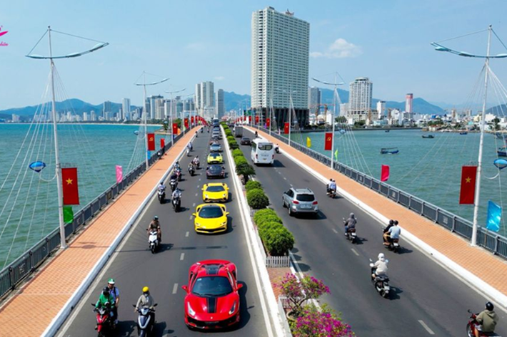 Sau đó, vào tháng 1 năm 2022, xe được vận chuyển qua cửa khẩu Tây Ninh, trước khi đưa về nhà của Hoàng Kim Khánh. Toàn bộ 80 chiếc siêu xe triệu đô la Koenigsegg Regera trên thế giới đều sử dụng hệ dẫn động hybrid với máy xăng V8, Biturbo, dung tích 5.0 lít và 3 mô-tơ điện.