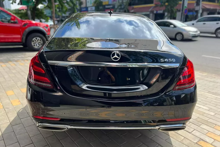 Mercedes-Maybach S450 Pullman chính là chiếc xe Mercedes-Maybach Pullman rẻ nhất nên khách hàng không yêu cầu quá nhiều về độ hoành tráng như bản Mercedes-Maybach S650 Pullman mang đến. Xe vẫn được trang bị động cơ xăng V6, dung tích 3.0 lít.