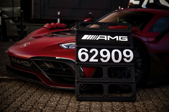 Siêu xe Mercedes-AMG One chỉ được sản xuất giới hạn 275 chiếc trên toàn cầu. Mức giá xe Mercedes-AMG One khởi điểm 2,72 triệu USD. Những chiếc đầu tiên được bàn giao từ đầu năm 2023.